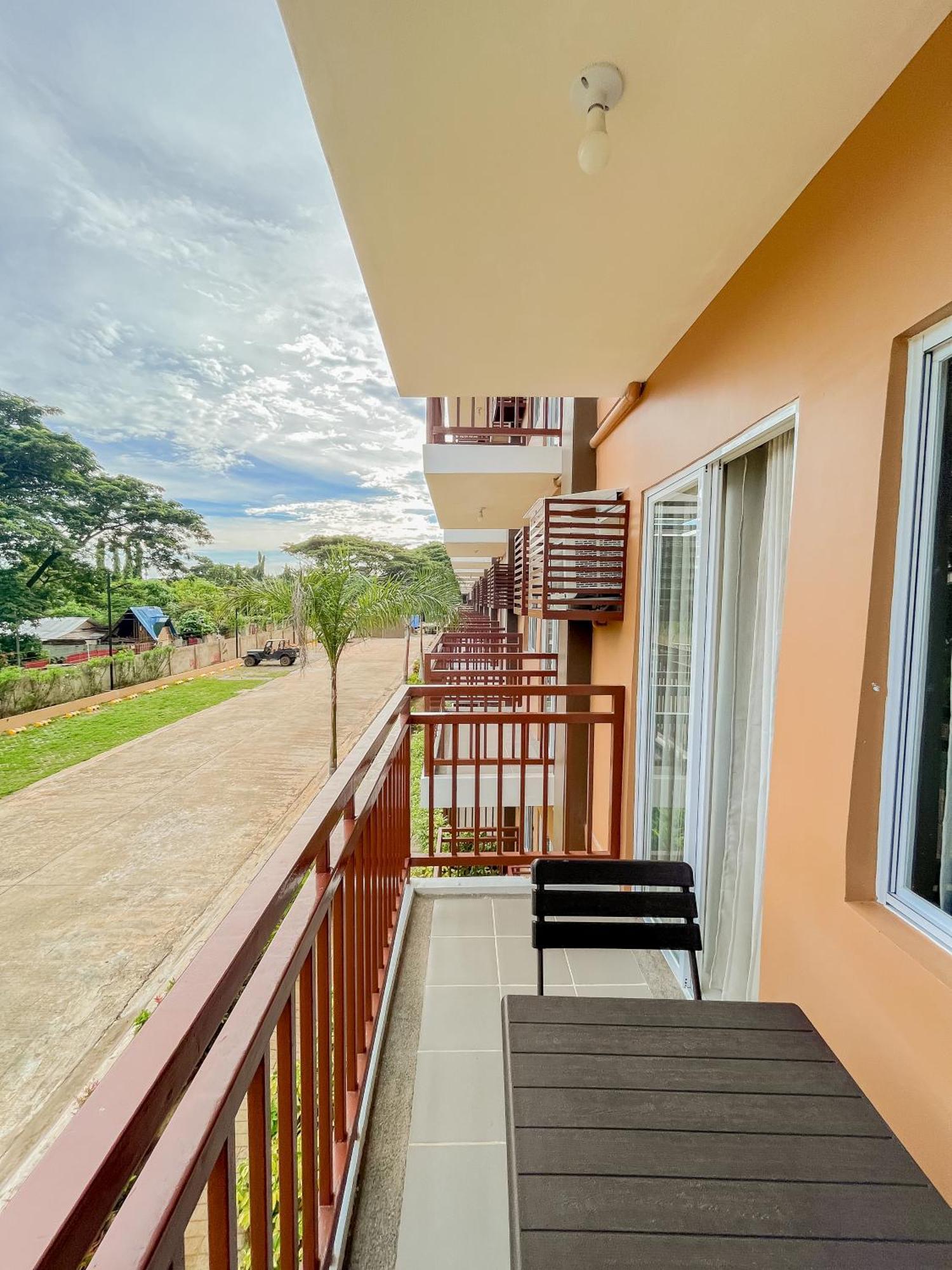 2 Bedroom And Studio Apartments With Private Pool And Gym In Vista Manors Verdant Puerto Princesa Exterior foto
